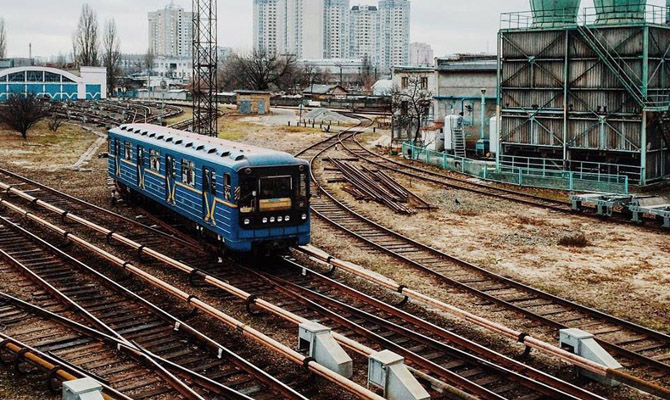 Киевские власти отказались строить метро на Троещину