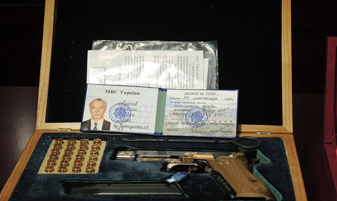 В полиции оценили «сокровища» Азарова в $5 миллионов