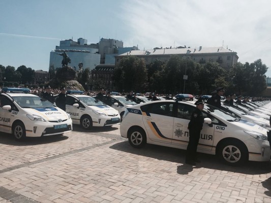 В Киеве полицейский автомобиль врезался в киоск