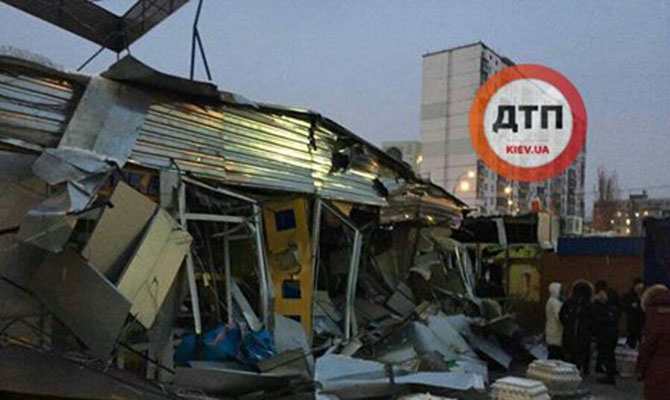 На столичной Оболони снесли тракторами рынок