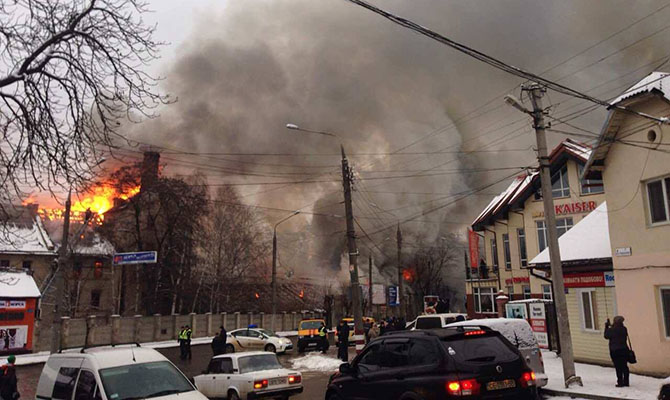 В Черновцах горит бывшее производственное здание пивзавода