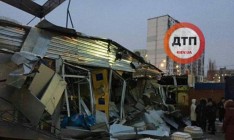 На столичной Оболони снесли тракторами рынок