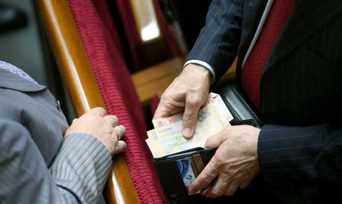 Оклады чиновников пересмотрят в 2017 году