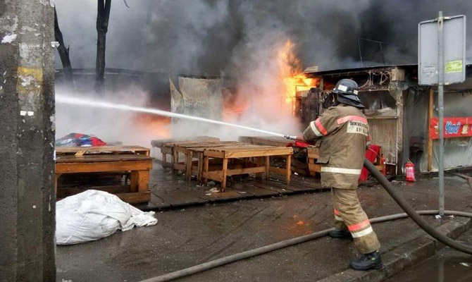 В пожаре на рынке в Киеве погиб человек, — ГСЧС