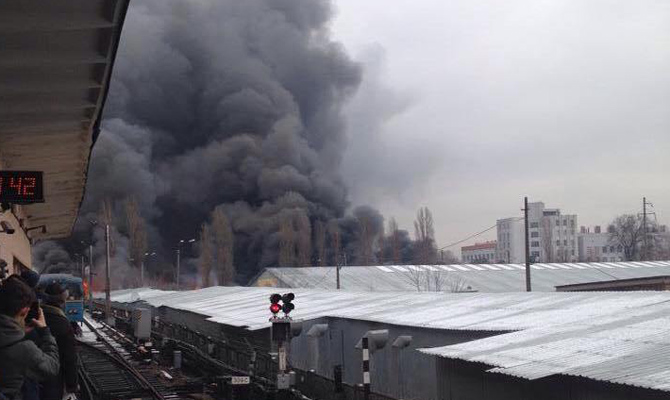 В Киеве горят склады с секонд-хендом на «Лесной»