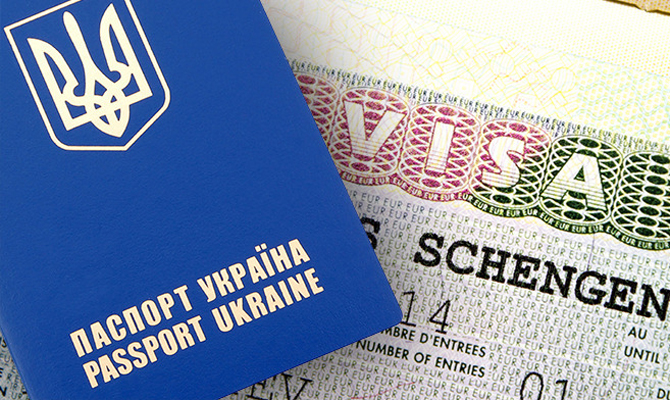 Половина украинцев не считает важным безвиз, — опрос
