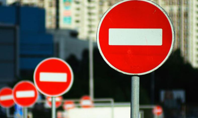 Ограничения движения для грузовиков введены уже в трех областях Украины