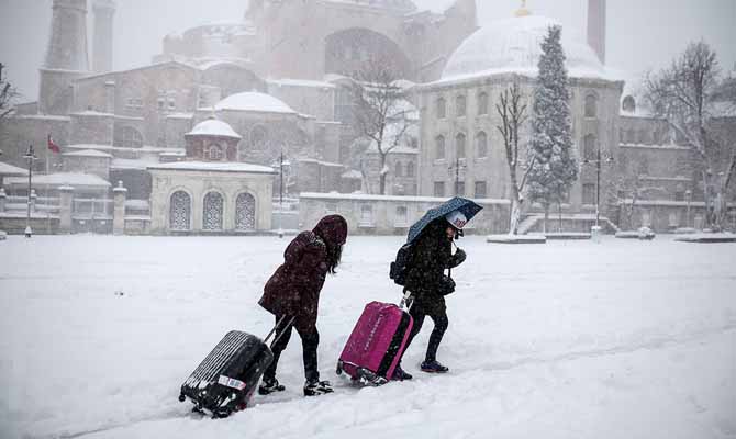Turkish Airlines отменил почти 300 рейсов из-за нелетной погоды