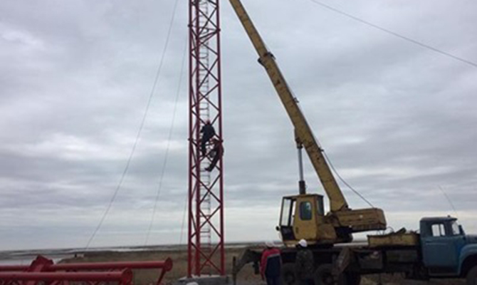 На Чонгаре смонтировали две трети телевышки для вещания на Крым