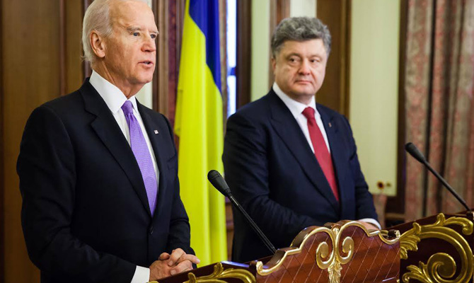 Санкции против РФ должны сохраняться, — Байден