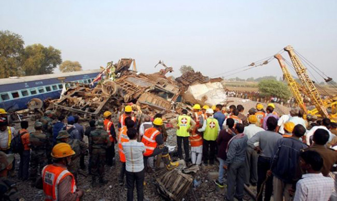 В результате крушения поезда в Индии погибло  27 человек