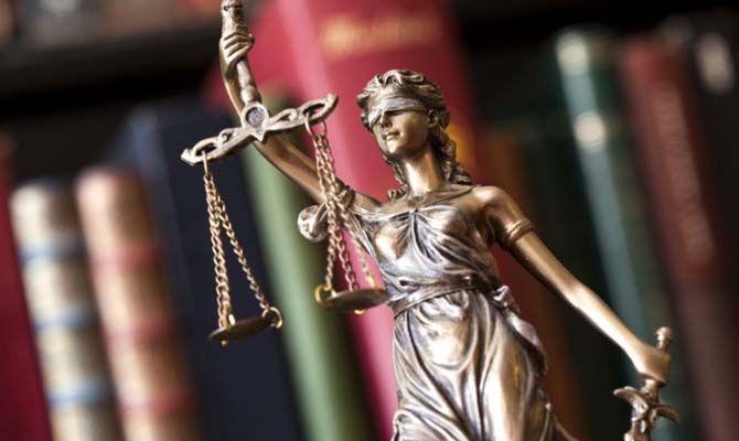 Высший совет правосудия временно отстранил двух судей