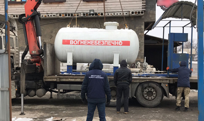 Полиция выявила в Киеве дюжину нелегальных газовых АЗС