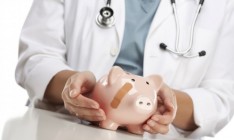 Врачи вместо зарплаты будут получать фиксированный доход, — Минздрав