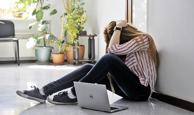 Киберполиция обнаружила в сети около 200 суицидальных и мошеннических групп