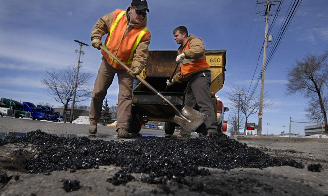 «Укравтодор» потратит 2 млрд грн на ямочный ремонт