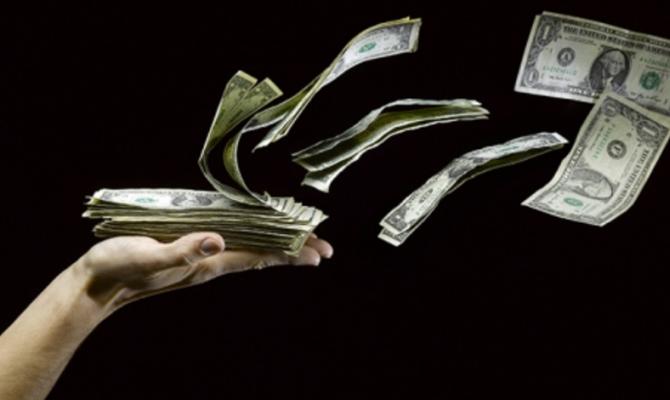 Доллар на черном рынке немного подешевел и в покупке, и в продаже