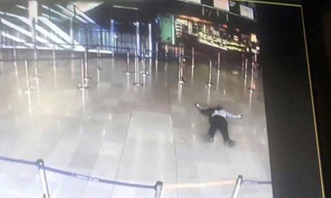 Стрельбу по полиции и нападение в аэропорту Парижа устроил один и тот же человек