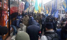 В Тернополе отделение Сбербанка закладывают бетонными блоками