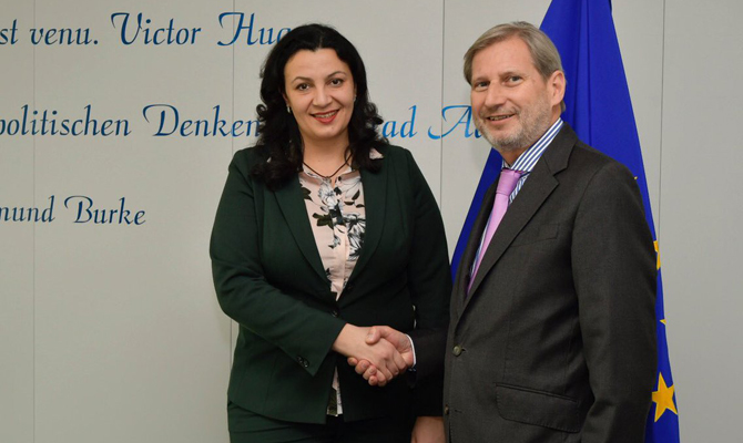 Еврокомиссар раскритиковал внесение изменений в закон Украины об е-декларировании