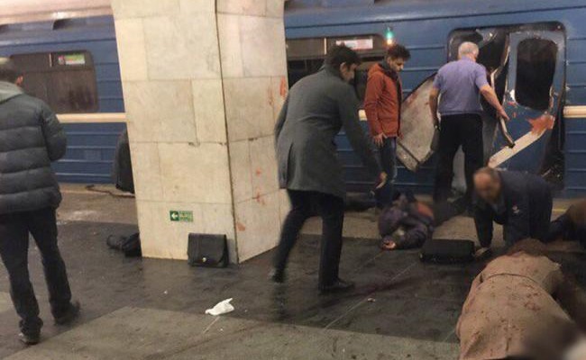 В  результате взрыва в метро Санкт-Петербурга погибли не менее 10 человек
