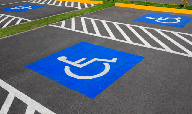 Рада одобрила введение штрафов за парковку на местах для инвалидов
