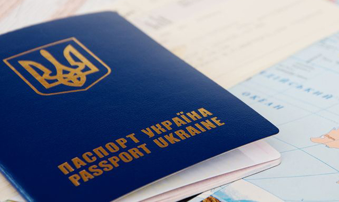 Гройсман распорядился ликвидировать очереди за загранпаспортами