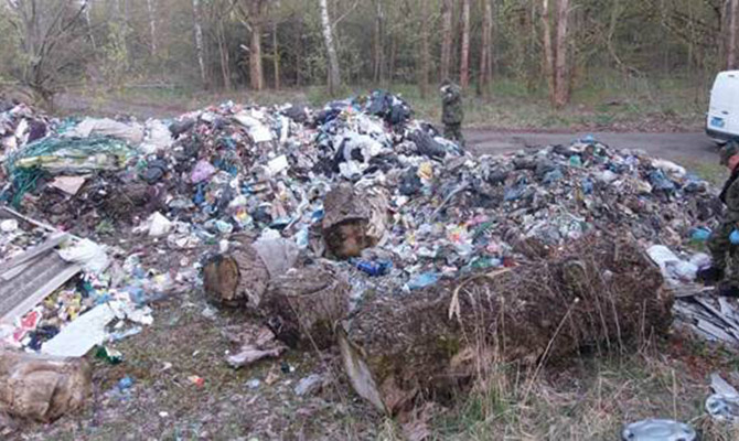 Львовский мусор тайно проник в Чернобыльскую зону