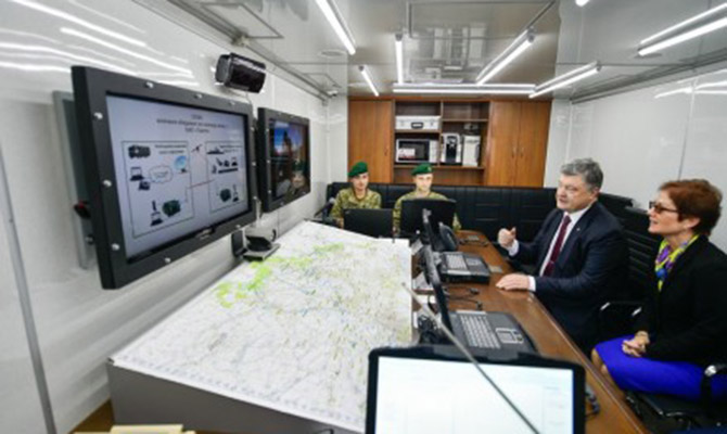 Порошенко передал пограничникам средства радиосвязи от США