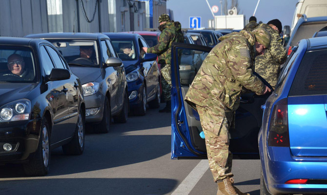 На Донбассе продили временный режим работы КПВВ