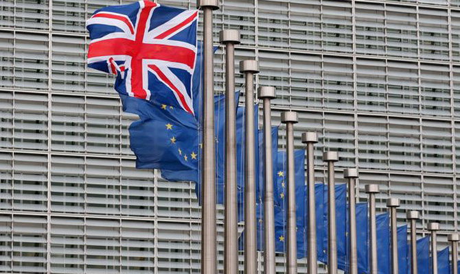 Еврокомиссия планирует завершение Brexit на март 2019
