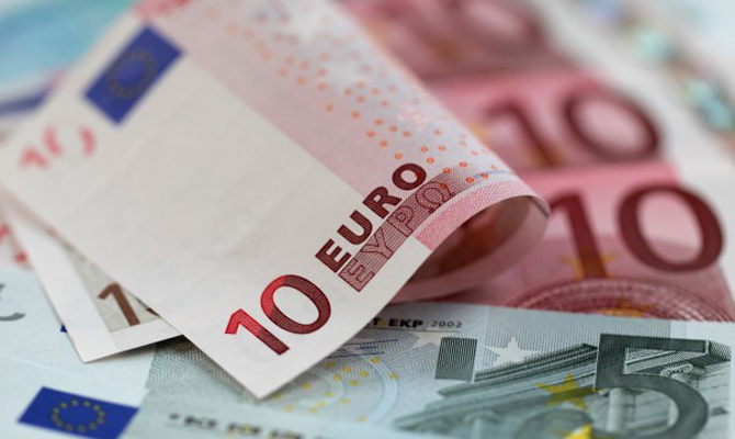 Курс евро рекордно вырос после сообщений о победе Макрона