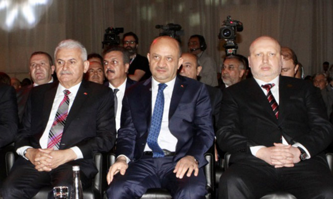 Турчинов в Стамбуле принял участие в открытии выставки «IDEF-2017»