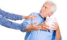 Кабмин предлагает отменить налог для работающих пенсионеров