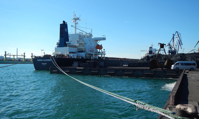 Первое судно антрацитом из ЮАР для ДТЭК прибыло в Украину