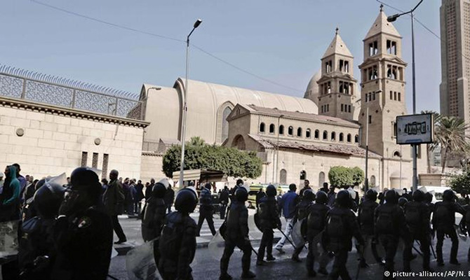 В Египте в результате нападения боевиков на автобус с христианами погибли 23 человека