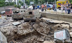 Прорыв трубы в Киеве: повреждены автомобили и здание