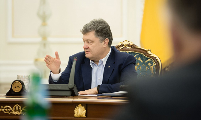 Порошенко поручил привлечь лоукосты и удешевить роуминг