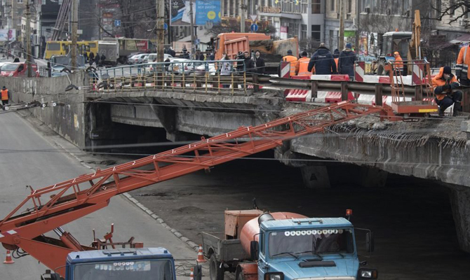 Путепровод на «Нивках» в Киеве закрыли на ремонт