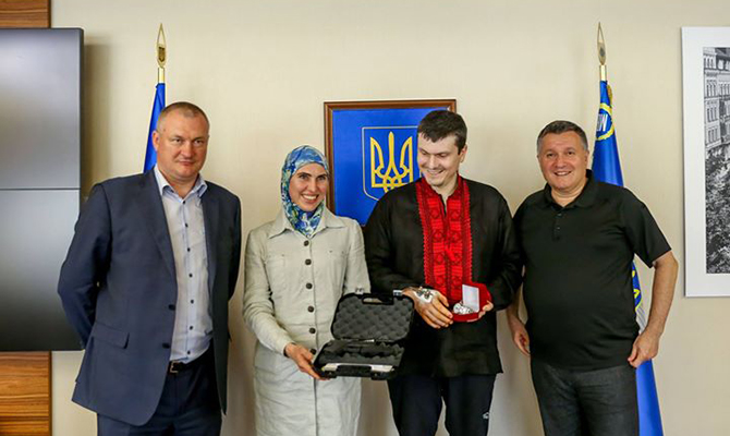 Аваков наградил Окуеву новым оружием