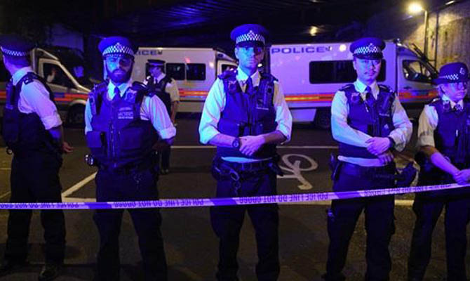 В Лондоне фургон въехал в толпу людей: 12 пострадавших