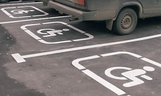 Рада усилила ответственность за парковку на местах для инвалидов