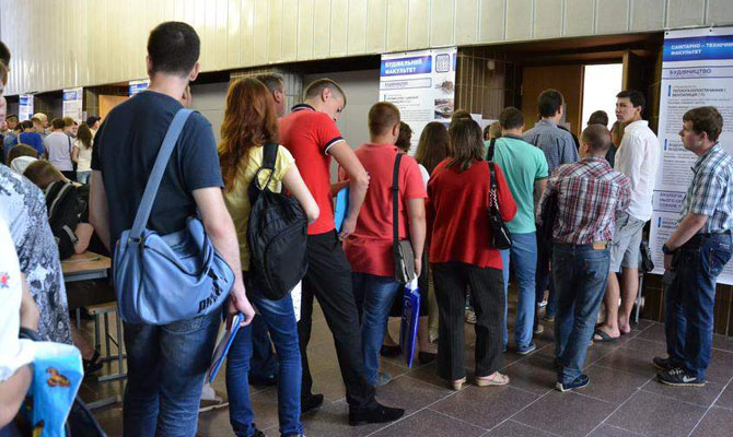 Абитуриентам разрешили подавать в вузы документы в бумажном виде