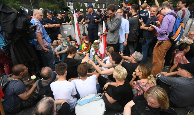 В более чем 50 городах Польши продолжаются протесты против закона о судебной реформе