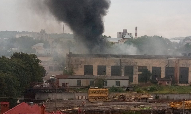 Во Львове горит инструментальный завод