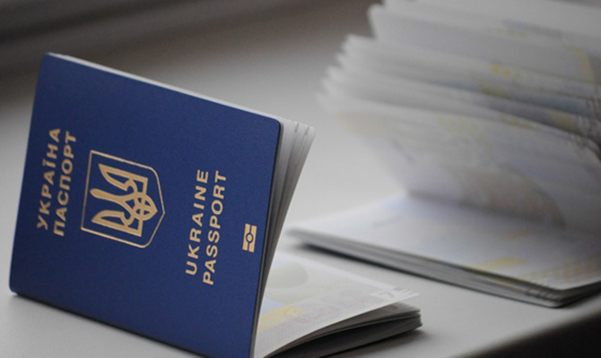 УПЦ просит Порошенко возобновить выпуск паспортов без биометрических данных