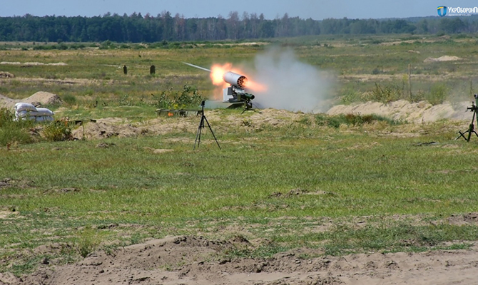 Украинский беспилотный БТР «Фантом-2» прошел успешные тестовые стрельбы, - Порошенко