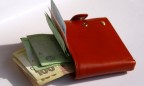 Средняя зарплата в Украине за год выросла до 7360 гривен