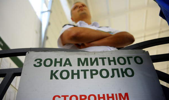 Инспектора таможни задержали за взятку в 20 тыс, – Сарган