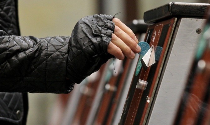 Сегодня киевское метро перестало принимать зеленые жетоны
